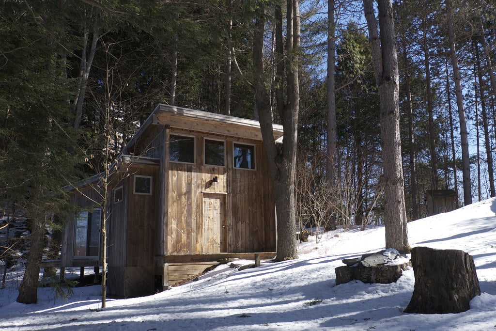 A wooden mountain cabin surrounded by trees, the kind of stay found around Sevierville, Tennessee